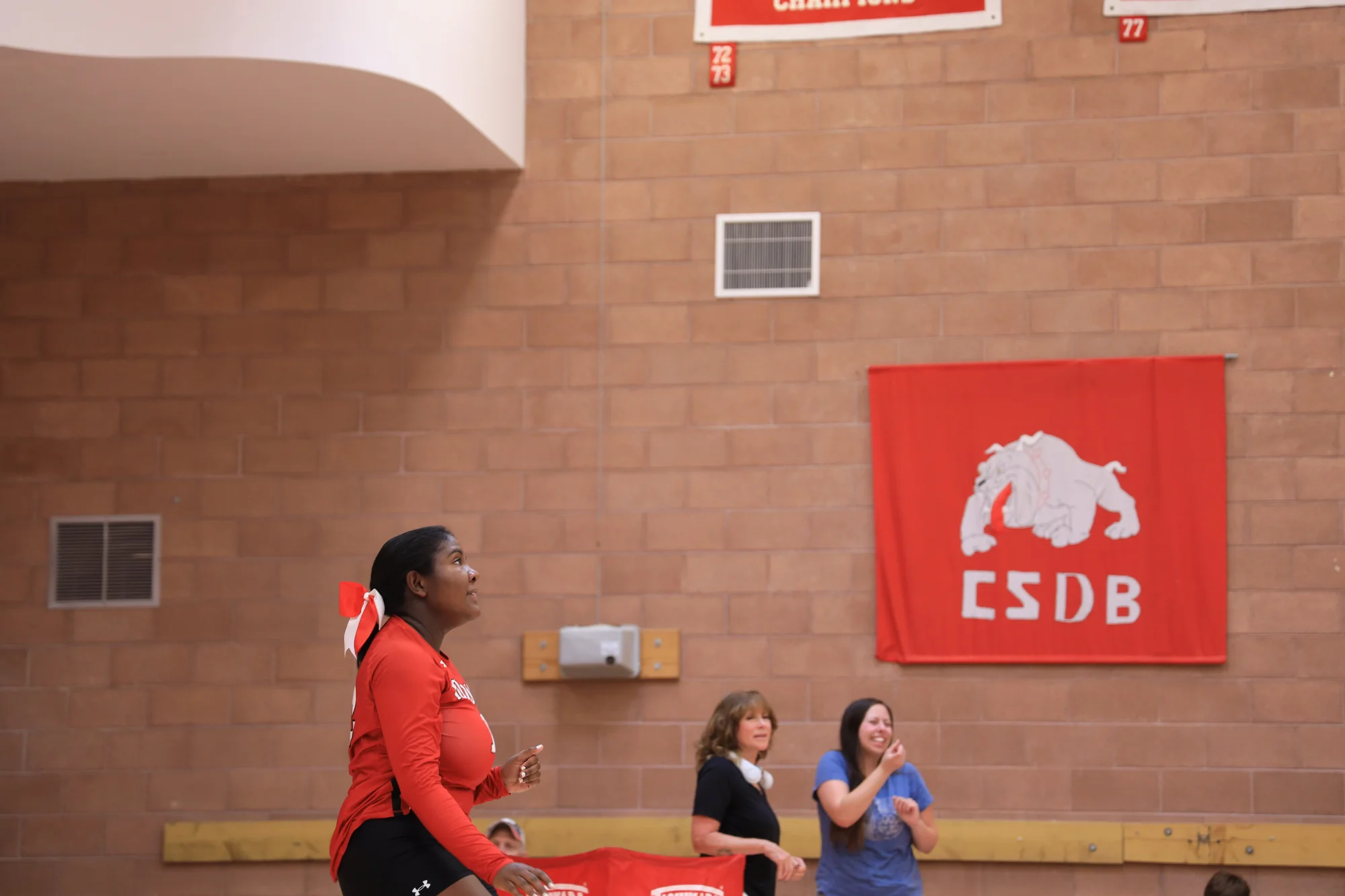 Stingley watches a warmup-serve fly across the net. Photo: Chase McCleary, Rocky Mountain PBS