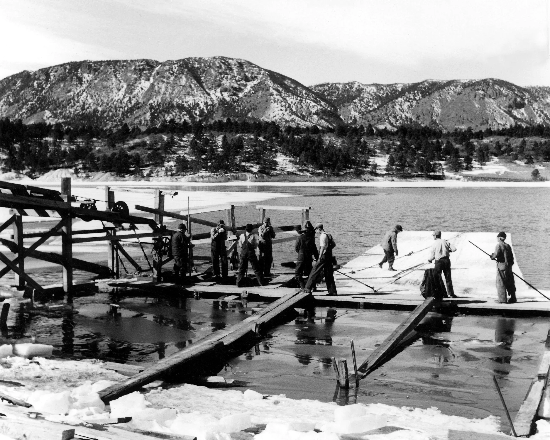 Hand-pulled ice saws helped carve out cakes of ice, which were then hoisted onto a conveyor belt to take the ice to nearby ice houses for storage. Photo courtesy Lucretia Vaile Museum