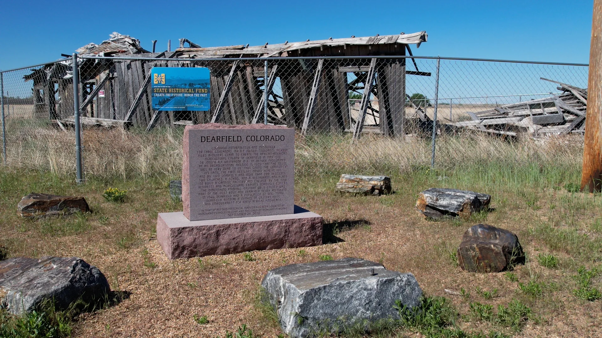 A marker stands in front one of the few remaining buildings at Dearfield.