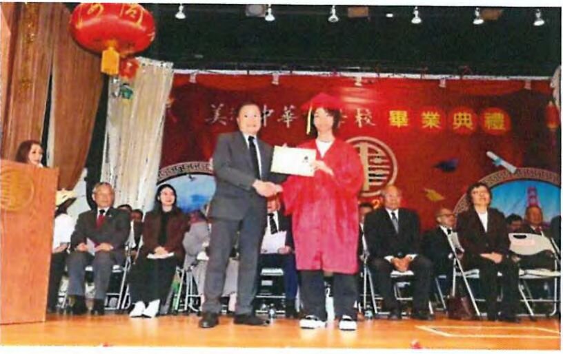 代总董甄国辉颁发毕业证书