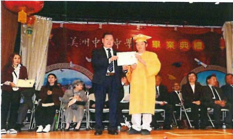 冈州总会馆陈社烈主席颁发毕业证书