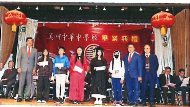 余风采总堂余伟健主席、余耀祺副主席及 余民辉总长一起与得奖学生合影
