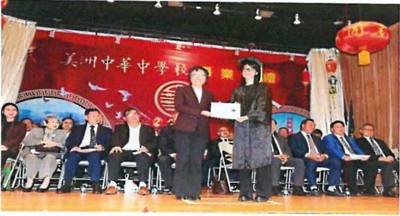 驻旧金山总领馆曹轶彬副总领事颁发毕业证书