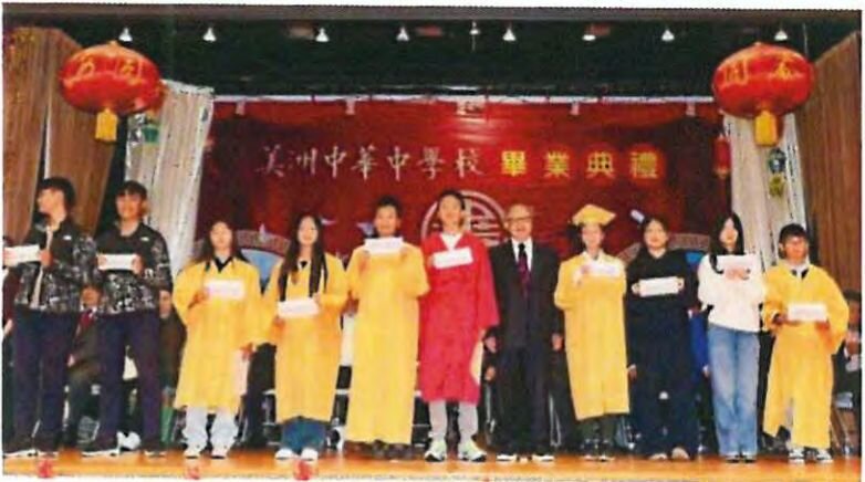 薛德良奖学金由薛曹绩先生 与得奖学生合影
