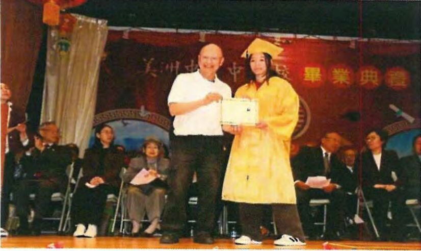 中华总商会董事雷亿辉颁发毕业证书