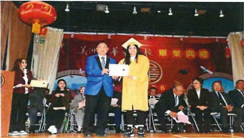 三邑总会馆卢炳坤主席颁发毕业证书