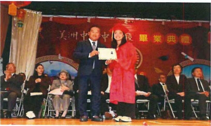 阳和总会馆黄建成主席颁发毕业证书