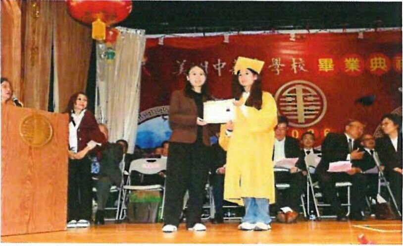 总领事馆姚瑶领事颁发毕业证书
