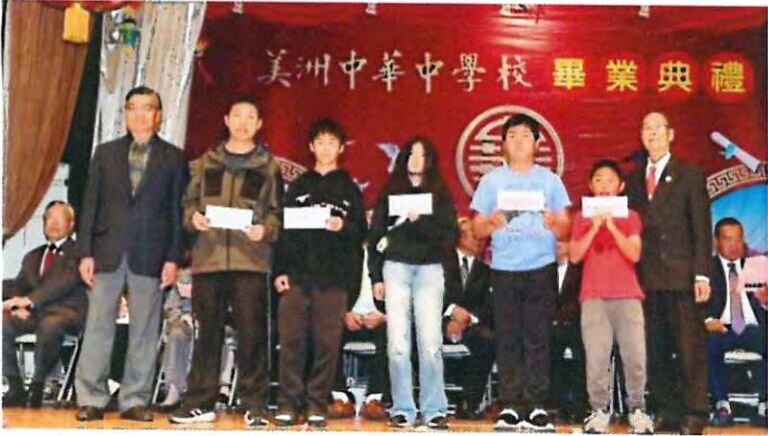 世界关氏宗亲总会关健吾先生 与得奖学生合影