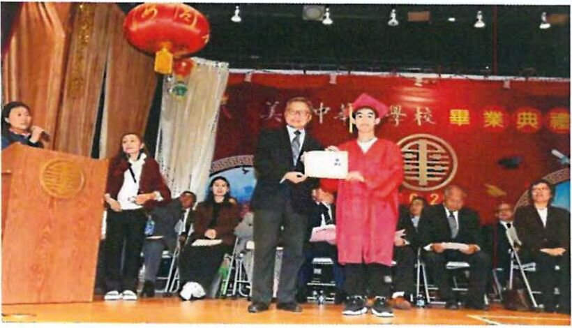 人和总会馆袁耀华主席颁发毕业证书