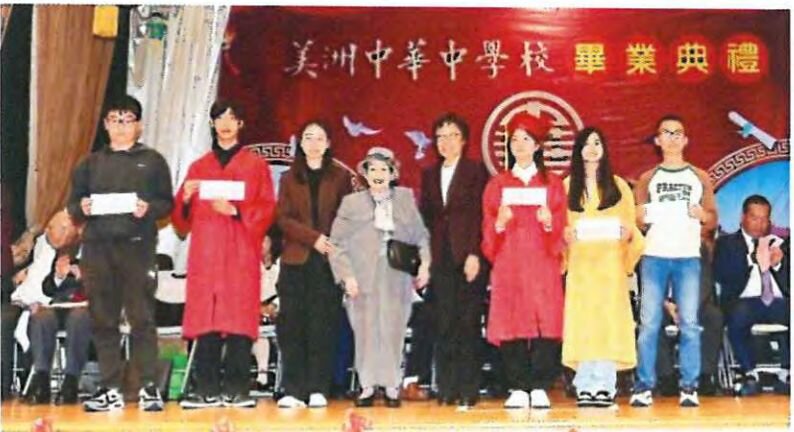黎美勤博士奖学金由黎美勤博士 与得奖学生合影