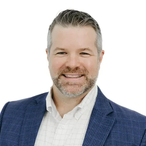 Headshot of Elliot Smith of Flatbay Capital