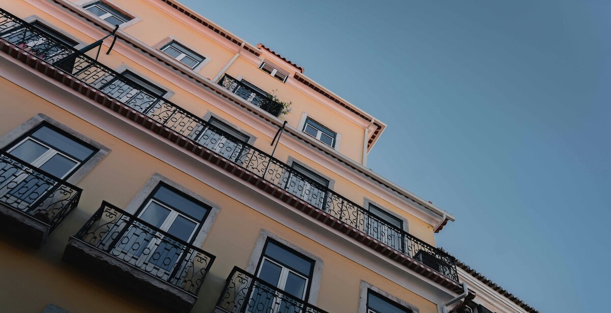 an apartment building complex with orante railing on each balcony