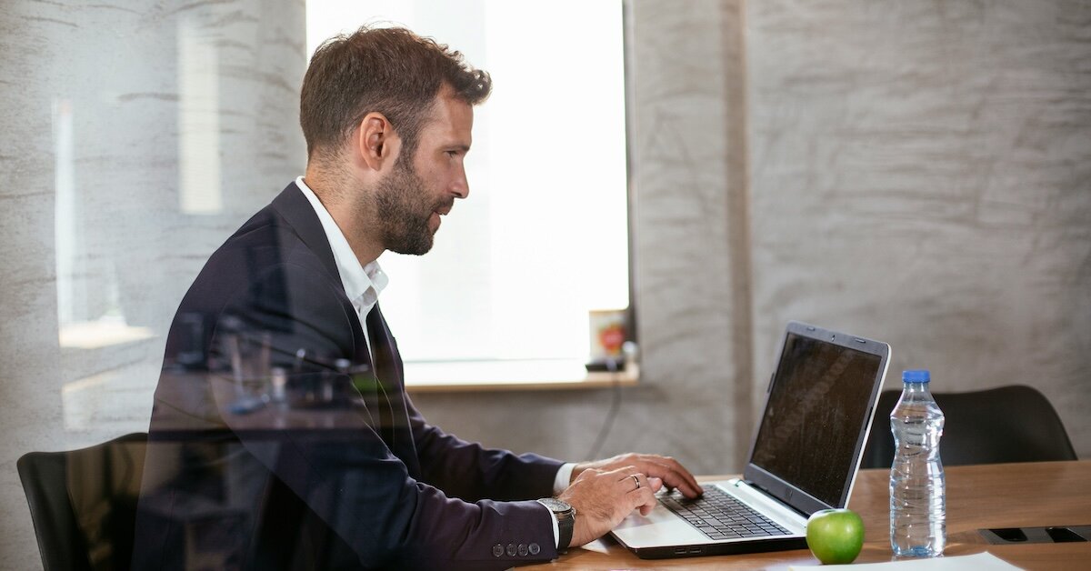 A lender works on his computer to find maturity data and new opportunities