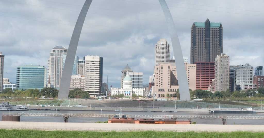 The St. Louis Arch on the riverfront with the city hall building in the background