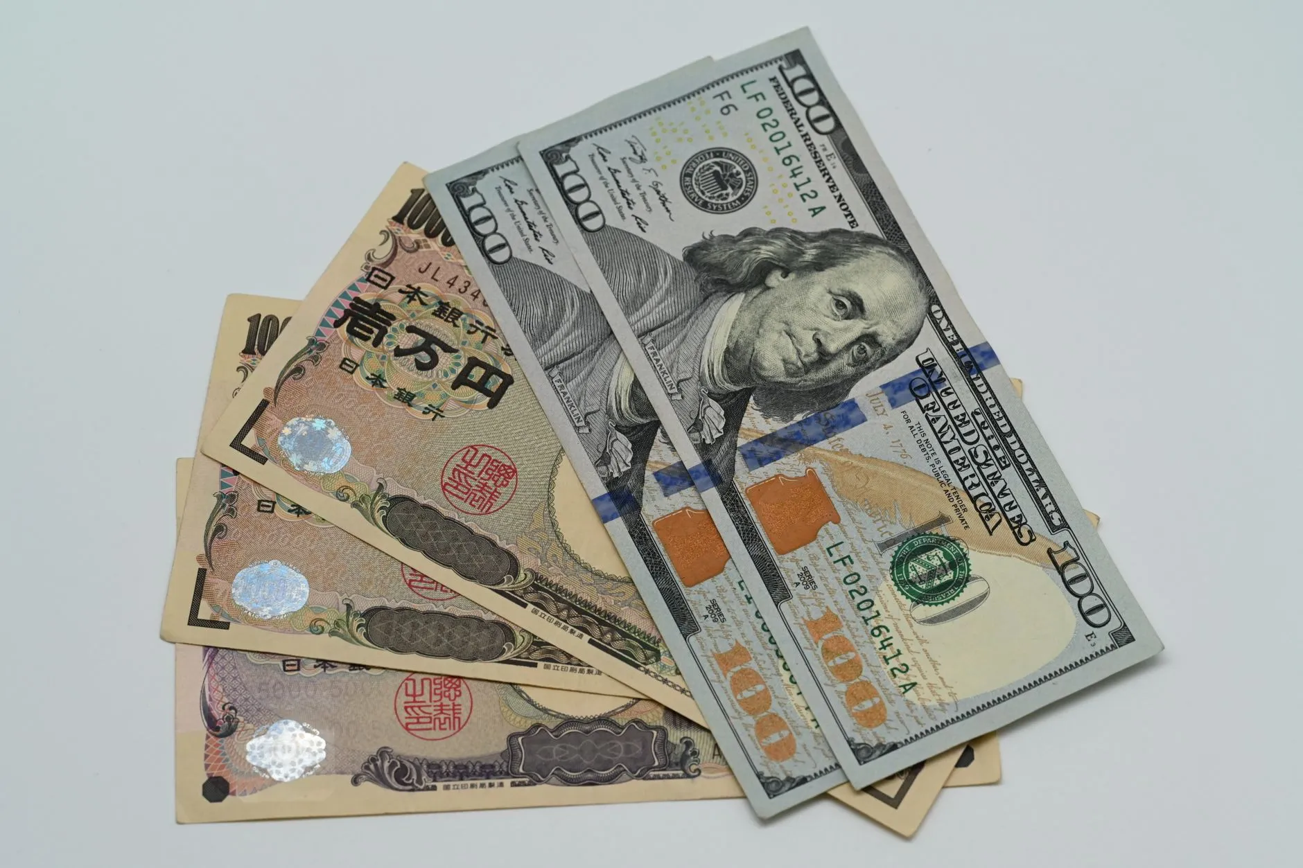 Yen shrugs despite BoJ rate hike 
