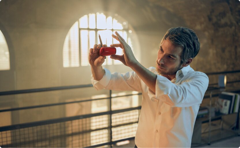 Ora Ito tenant l'appareil Ploom en main.