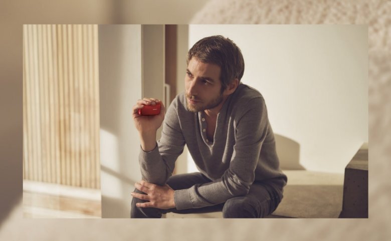 Ora Ito est assis avec l'appareil Ploom édition spéciale dans sa main.