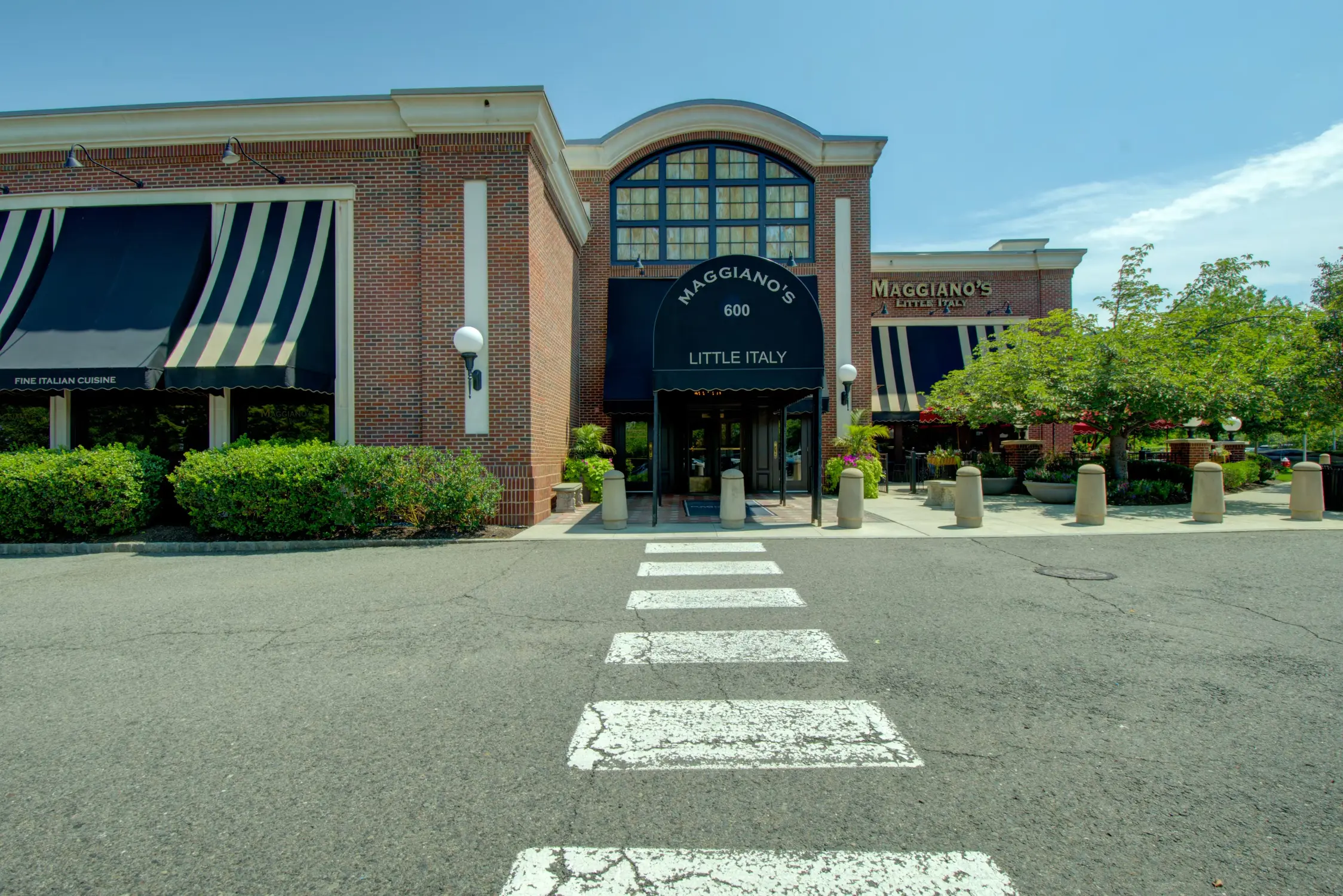 Maggiano's Commons Mall exterior