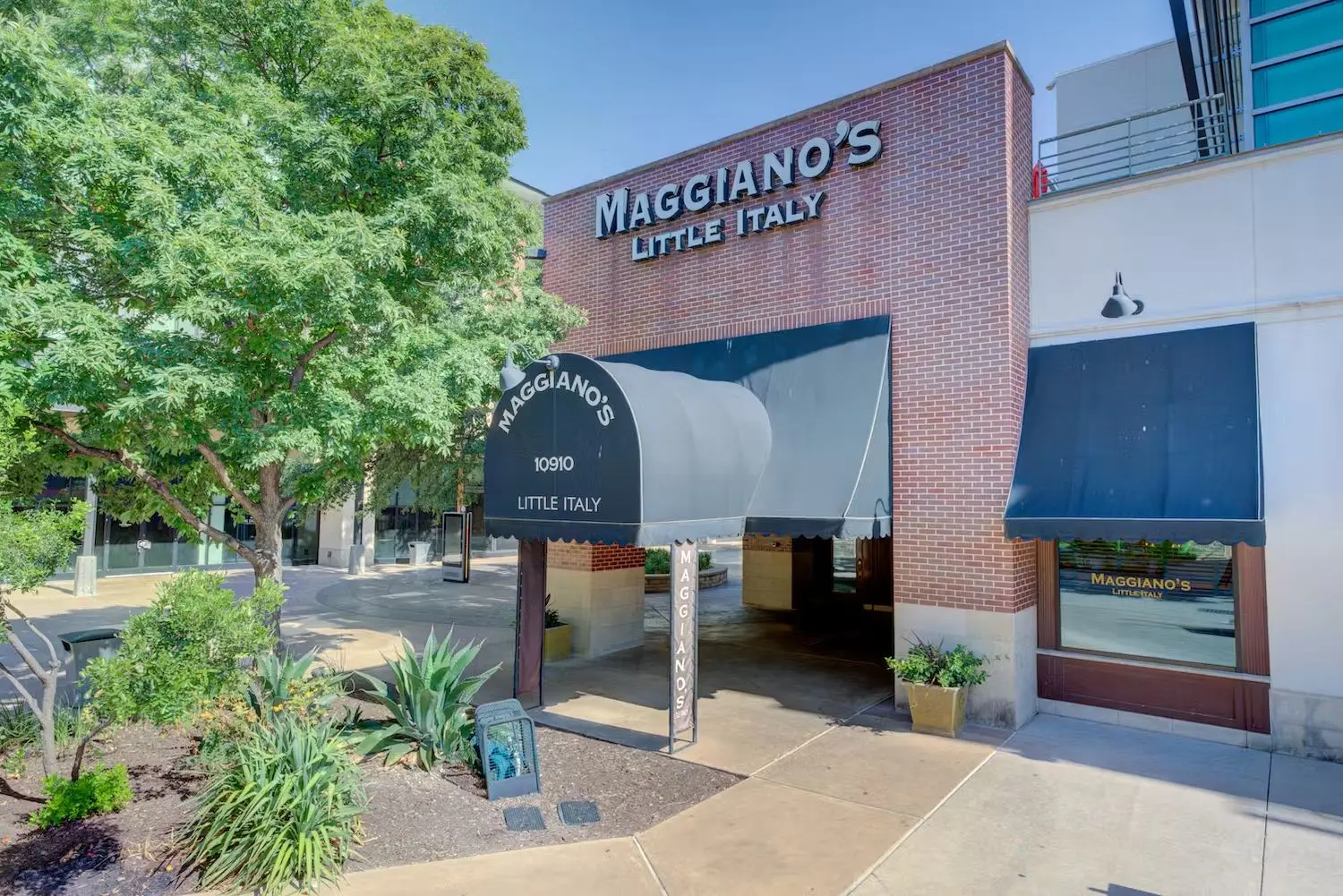 Maggiano's Domain exterior