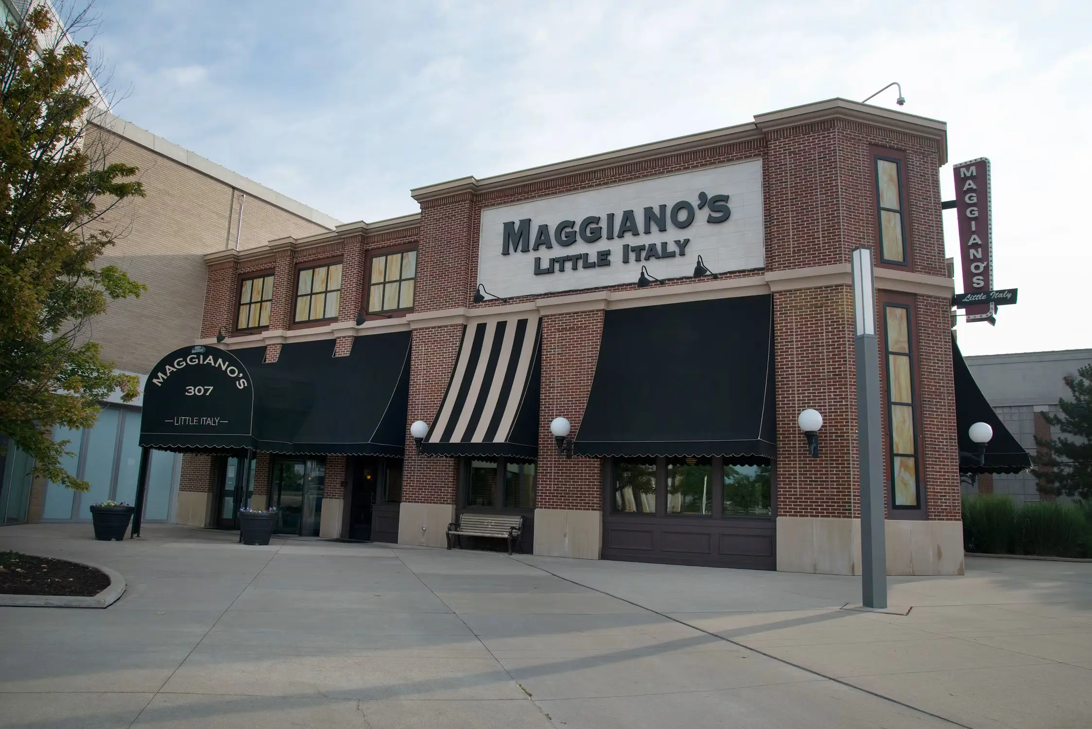 Maggiano's Hawthorn Center exterior