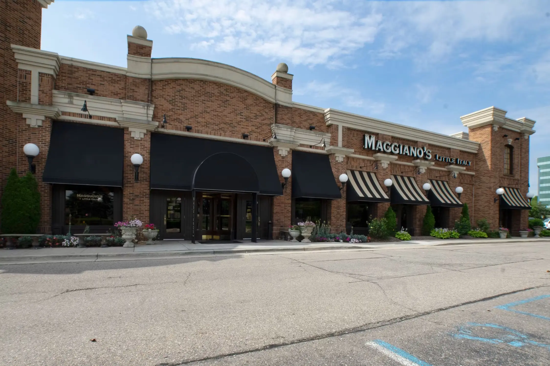 Maggiano's Troy exterior