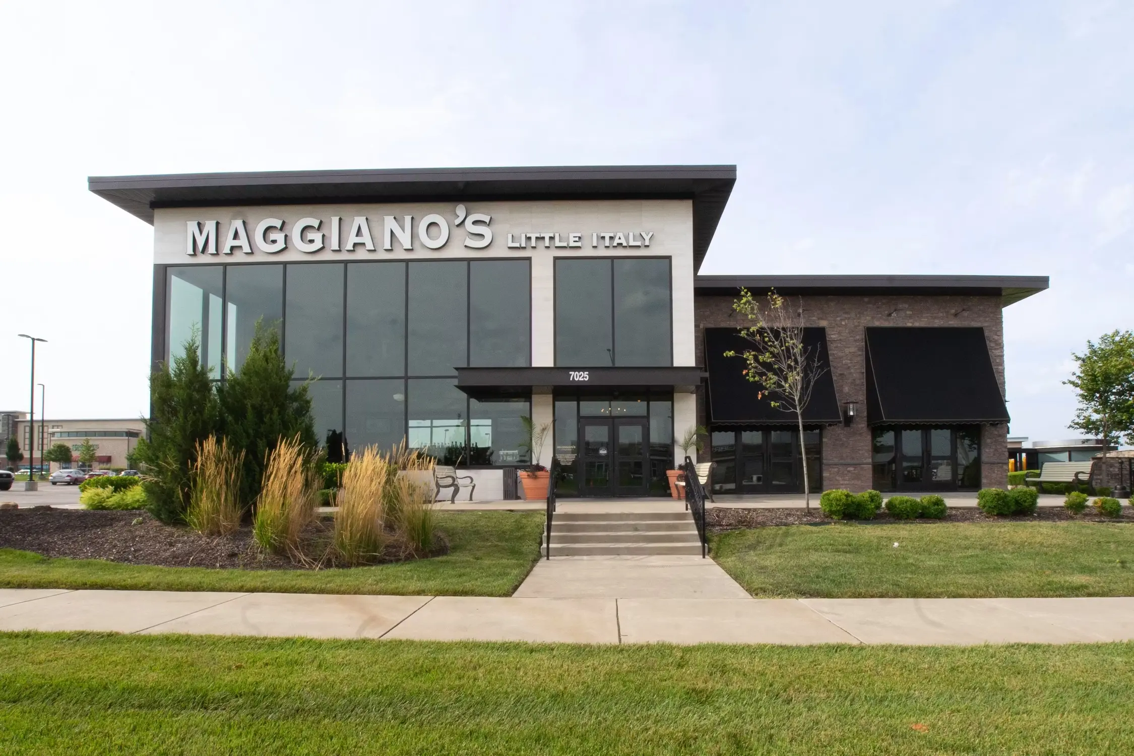 Maggiano's Overland exterior
