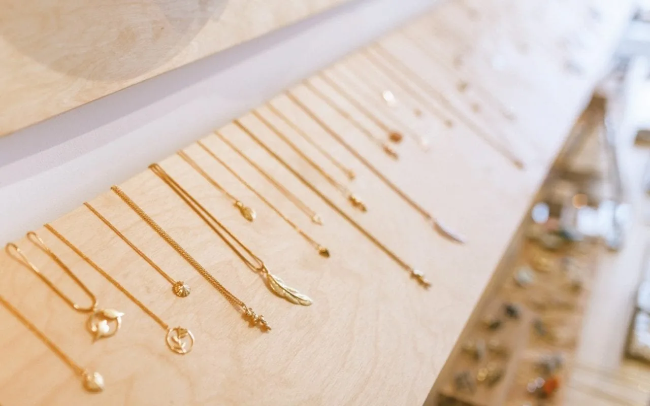 MEET JENNIFER PEARSON MAKER AND ÒR SHOP OWNER