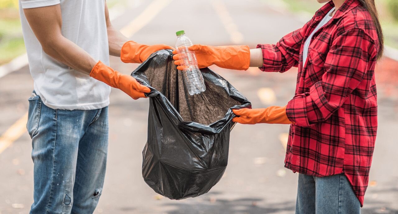 Menschen mit einem Abfallsack