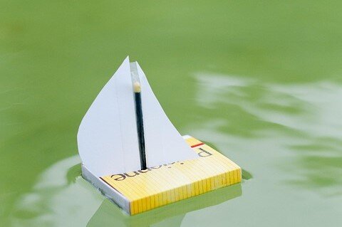 Schiffchen aus Haushaltsmaterialien