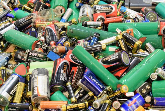 Nahaufnahme vieler gebrauchter Batterien verschiedener Marken und Größen