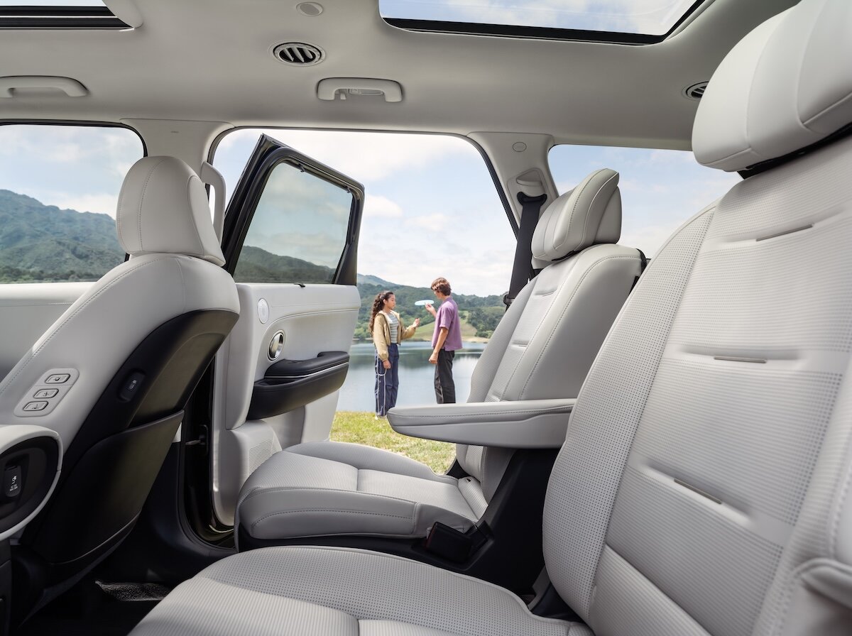 2026 Hyundai PALISADE rear seats captains chairs with people standing outside car