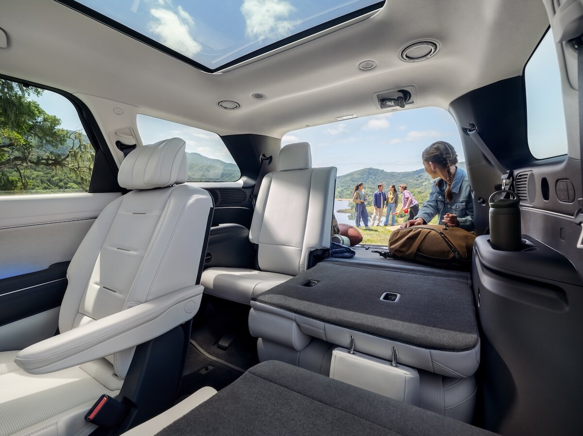 2026 Hyundai Palisade, family putting bags in back seats with third row folded