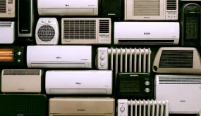 Imagem de vários equipamentos de ar-condicionado e aquecedores empilhados entre si