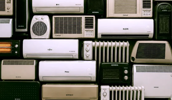 Imagem de vários equipamentos de ar-condicionado e aquecedores empilhados entre si