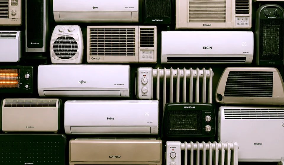 Imagem de vários equipamentos de ar-condicionado e aquecedores empilhados entre si