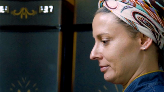 Pedro: Homem de camiseta listrada em frente a uma parede decorada com as palavras pizza e pasta.