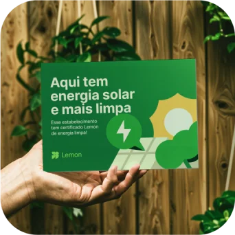 Cliente da Lemon, dentro do Bar do Dé, em Minas Gerais, vestindo camisa e boné verde, sorrindo