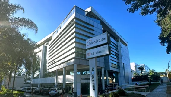 Elisa: Mulher de camisa branca, inclinada sobre o balcão de uma cafeteria 