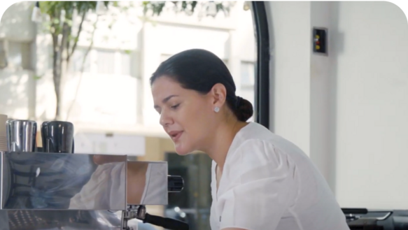 Cliente da Lemon, proprietária do Elisa Café, em Minas Gerais, trabalhando dentro do estabelecimento