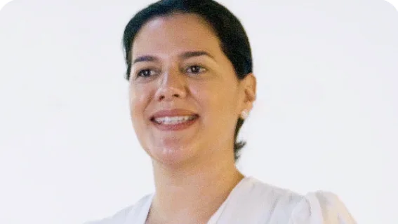 Elisa: Mulher de camisa branca, inclinada sobre o balcão de uma cafeteria 