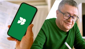 Imagem dividida em duas, no lado esquerdo a mão segurando um celular com a tela da Lemon Energia e do lado direito um homem idoso de óculos sorrindo e segurando uma caneta
