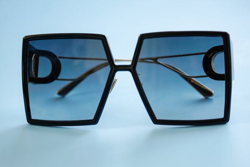 Close up of the DIOR 30 MONTAIGNE SU OVERSIZED SQUARE SUNGLASSES