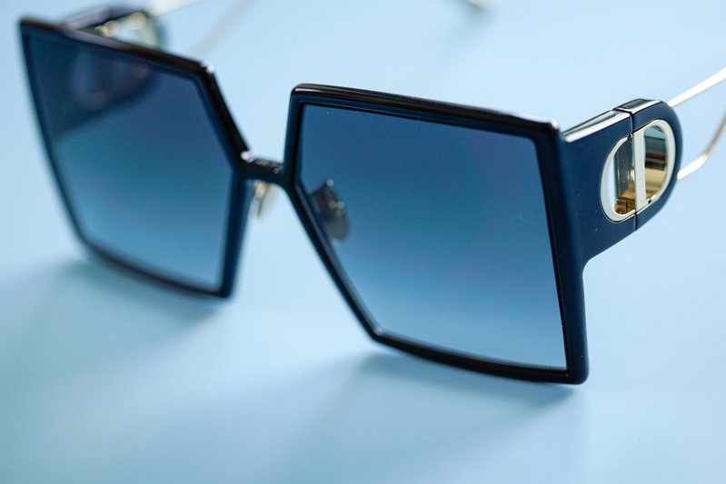 close up from the side of DIOR 30 MONTAIGNE SU OVERSIZED SQUARE SUNGLASSES