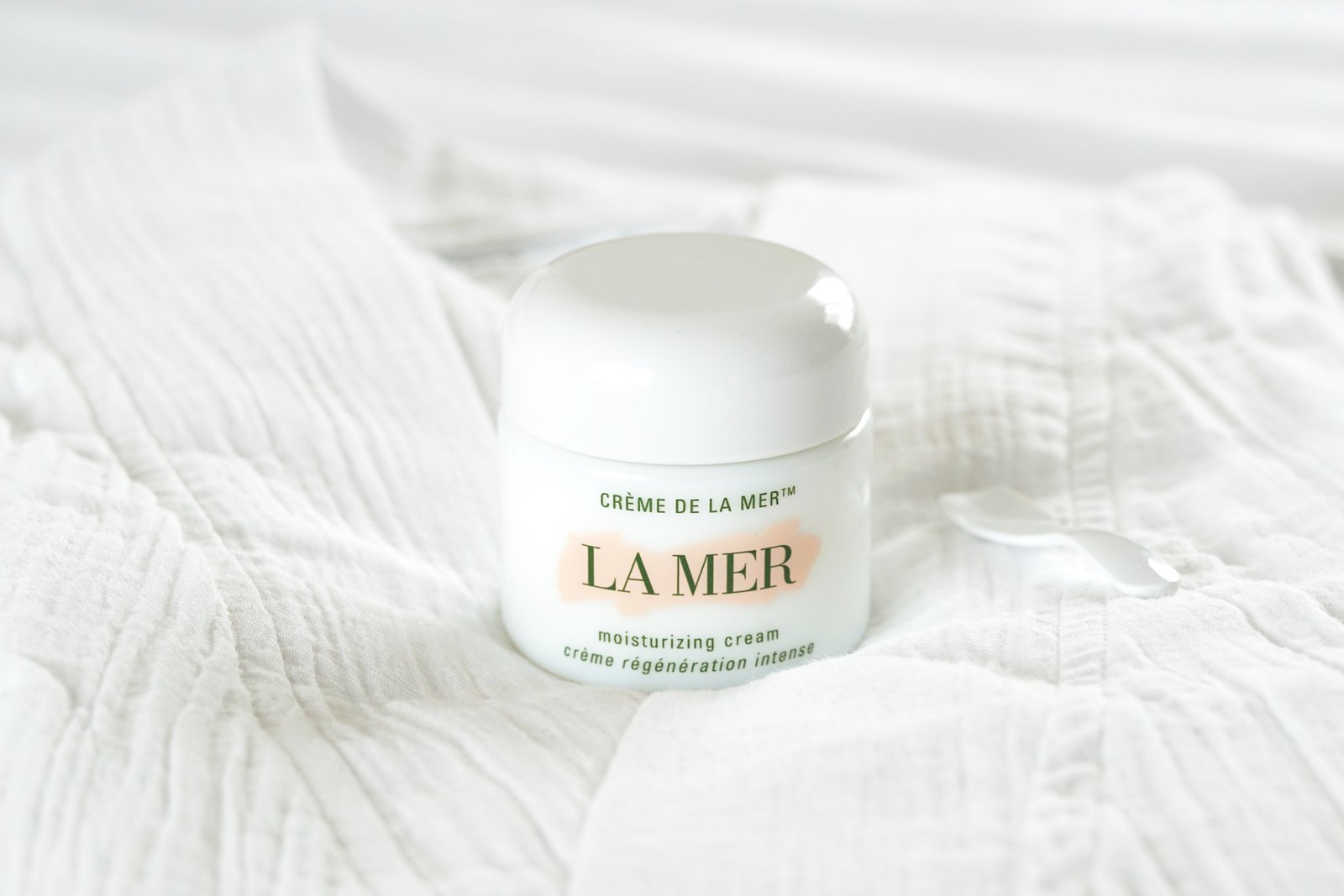 Crème de la mer pot on a white background