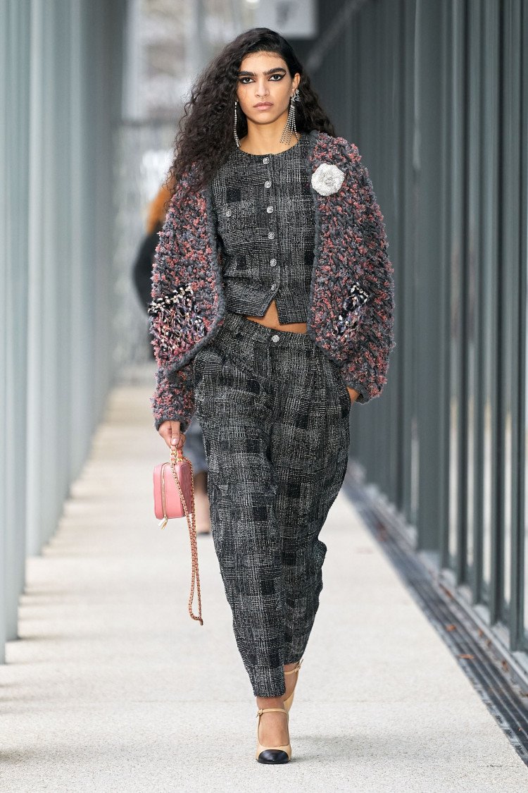 Model wearing Chanel Métiers d'art 2021/22 collection