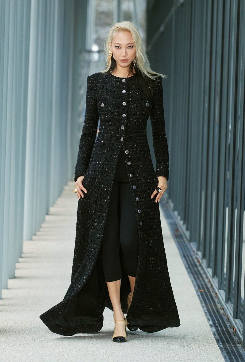 Model wearing Chanel Métiers d'art 2021/22 collection