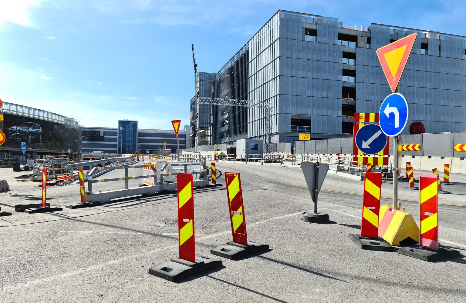 Tyonaikaiset liikenteenohjaussuunnitelmat työlupien ja pysyvien liikennemerkkien asennus nyt Trafinolta