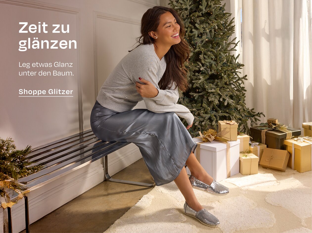 Zeit zu glänzen Leg etwas Glanz unter den Baum. Shoppe Glitzer Model in glitzernden Alpargatas, das auf einer Bank sitzt.