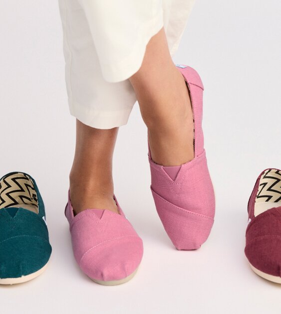 Various Alpargatas in various colors shown.